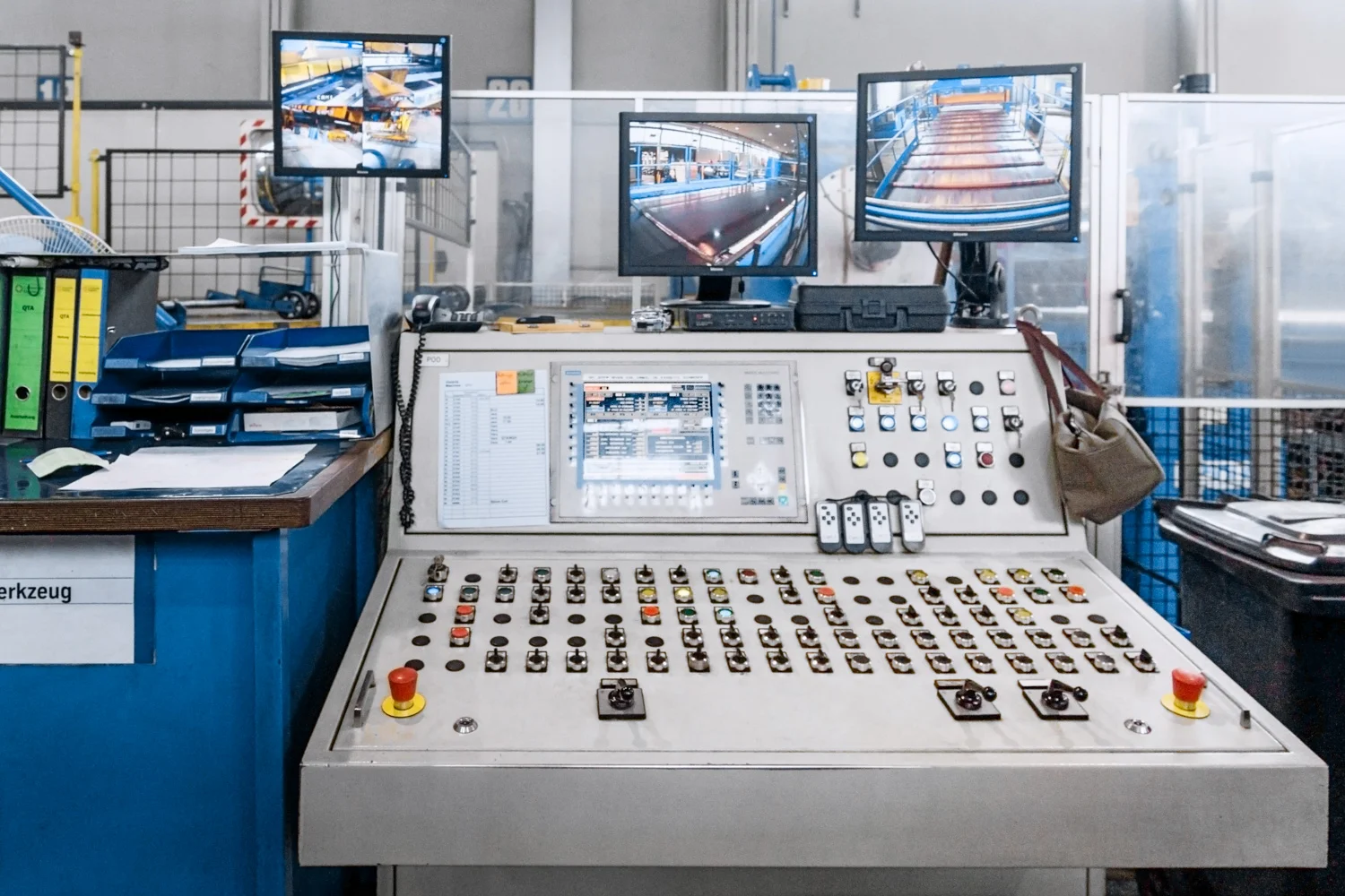Ein Steuerungspult für eine Fertigungsanlage