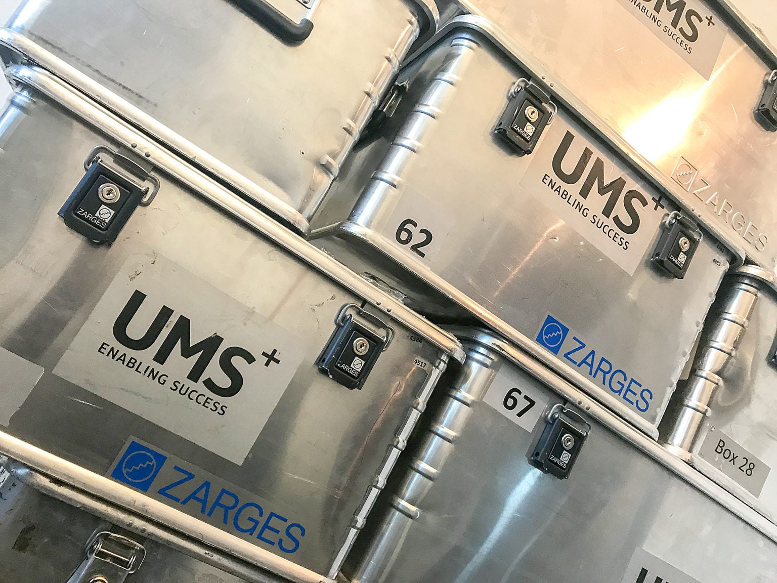 Mehrere gestapelte Logistikkisten mit UMS-Logo